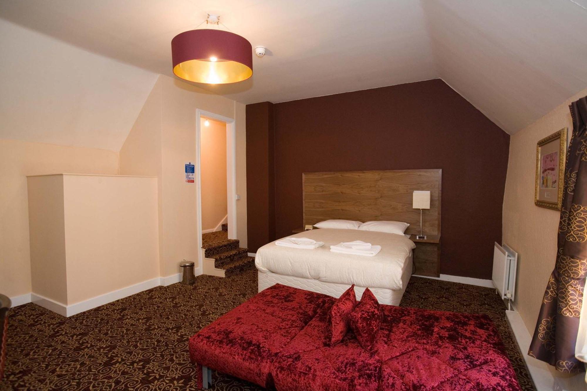 The Three Tuns Hotel Wetherspoon Thirsk Esterno foto