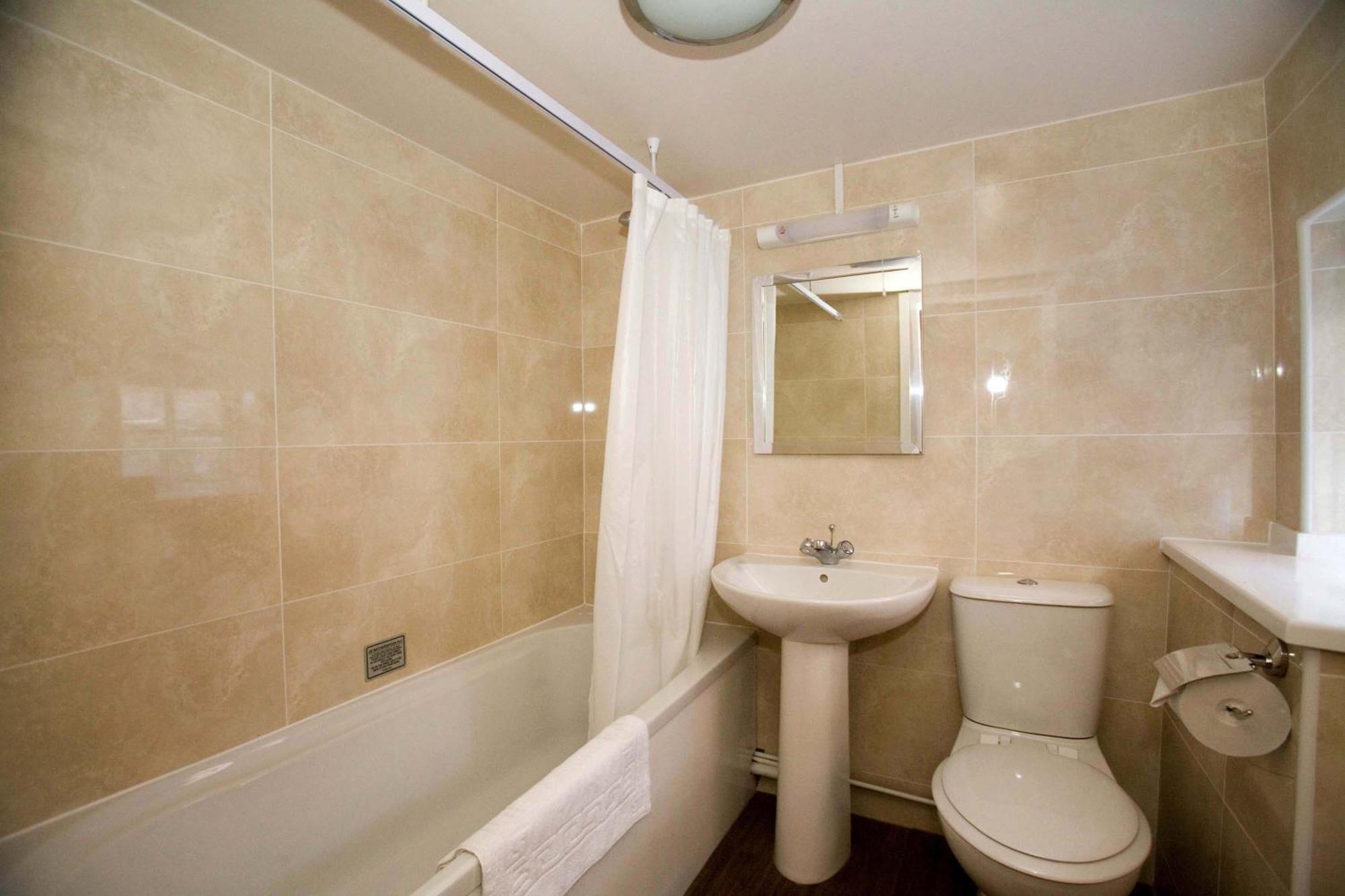 The Three Tuns Hotel Wetherspoon Thirsk Esterno foto