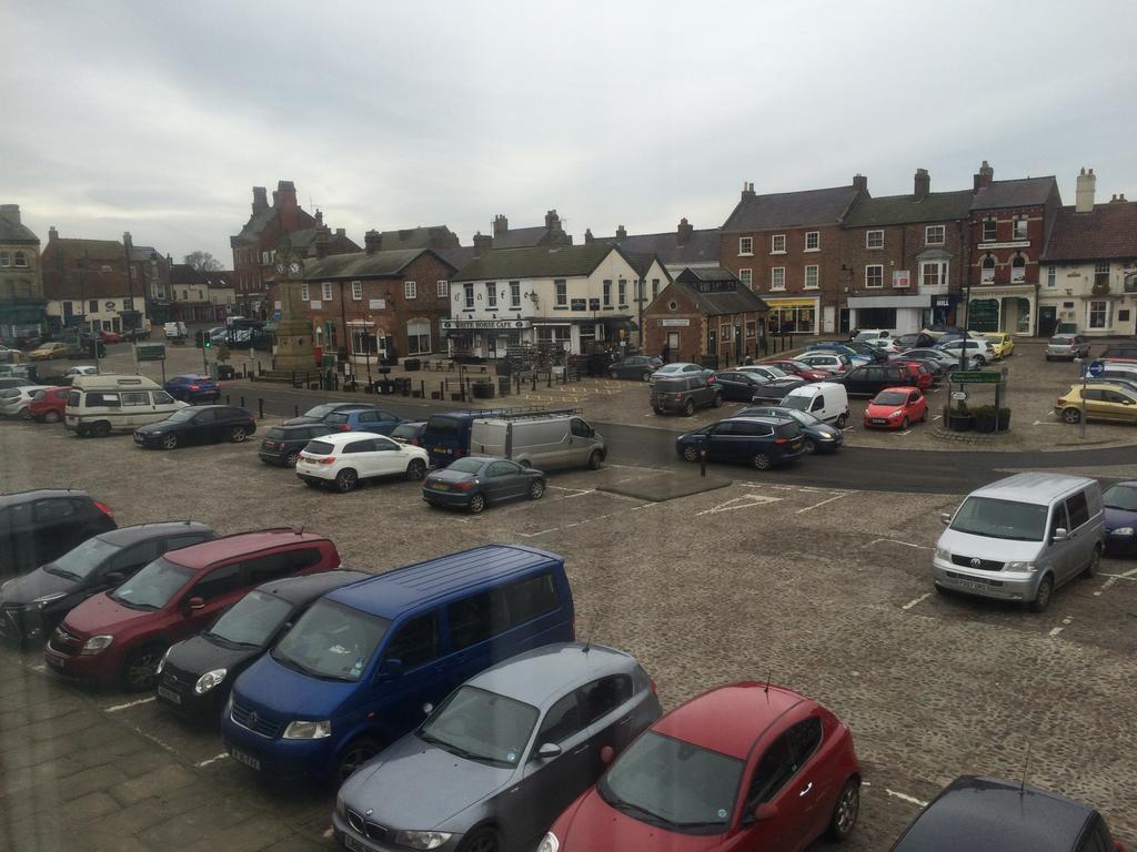 The Three Tuns Hotel Wetherspoon Thirsk Esterno foto