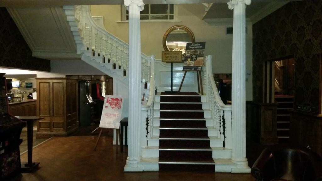 The Three Tuns Hotel Wetherspoon Thirsk Esterno foto