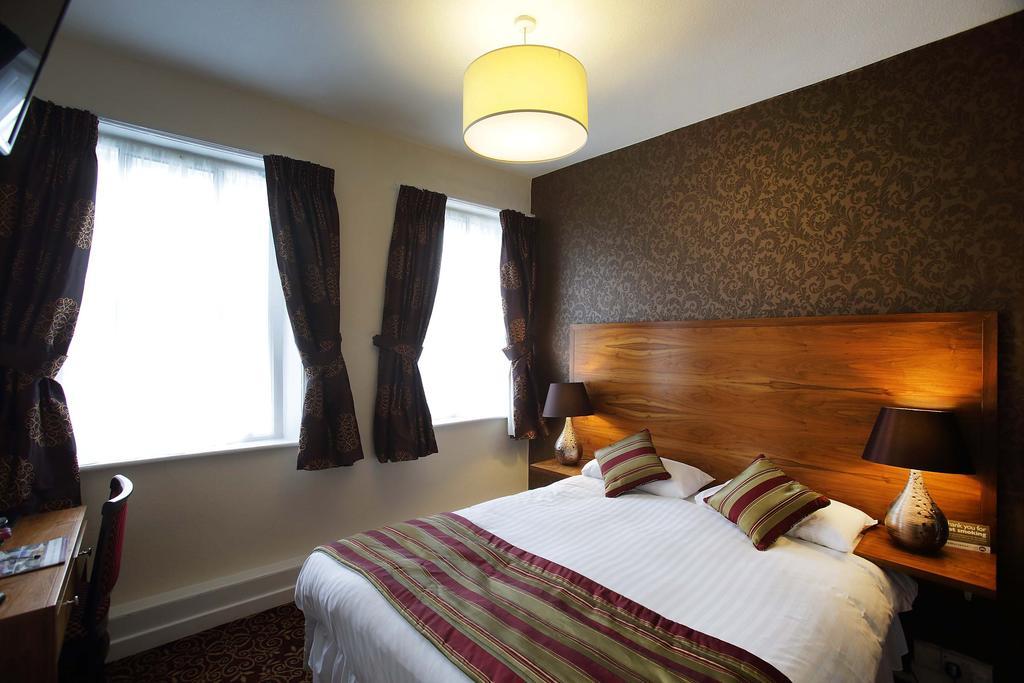 The Three Tuns Hotel Wetherspoon Thirsk Esterno foto