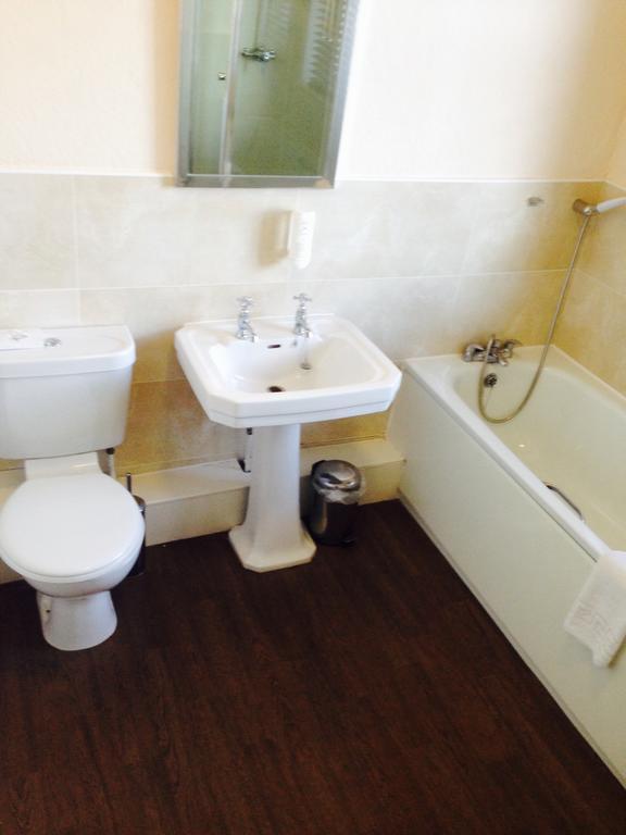 The Three Tuns Hotel Wetherspoon Thirsk Esterno foto